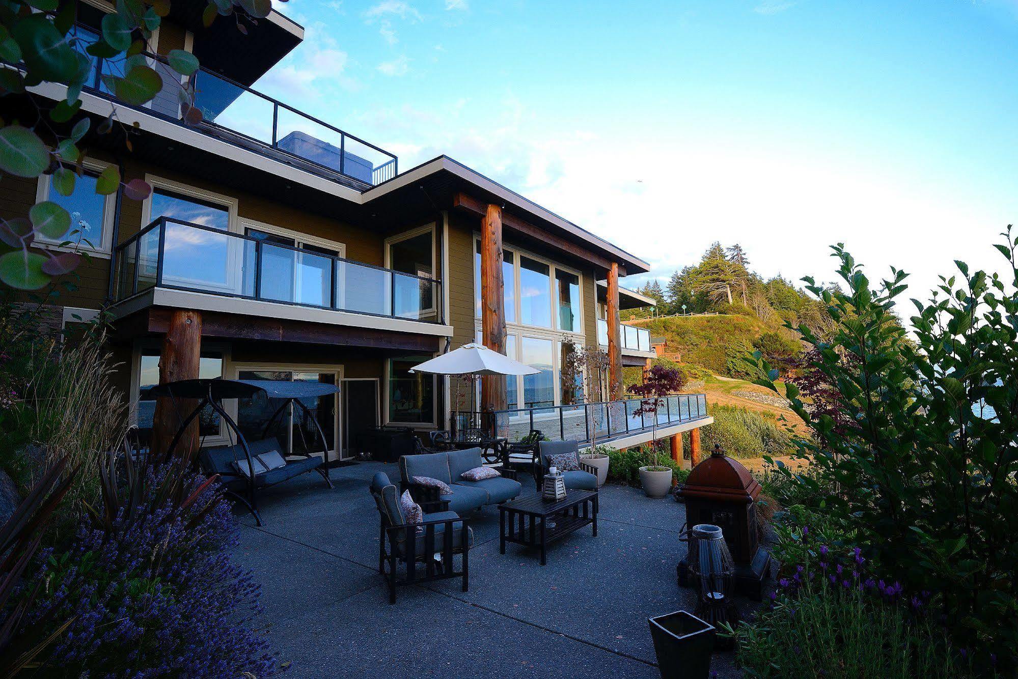 Points West Oceanfront Resort Sooke Exterior foto